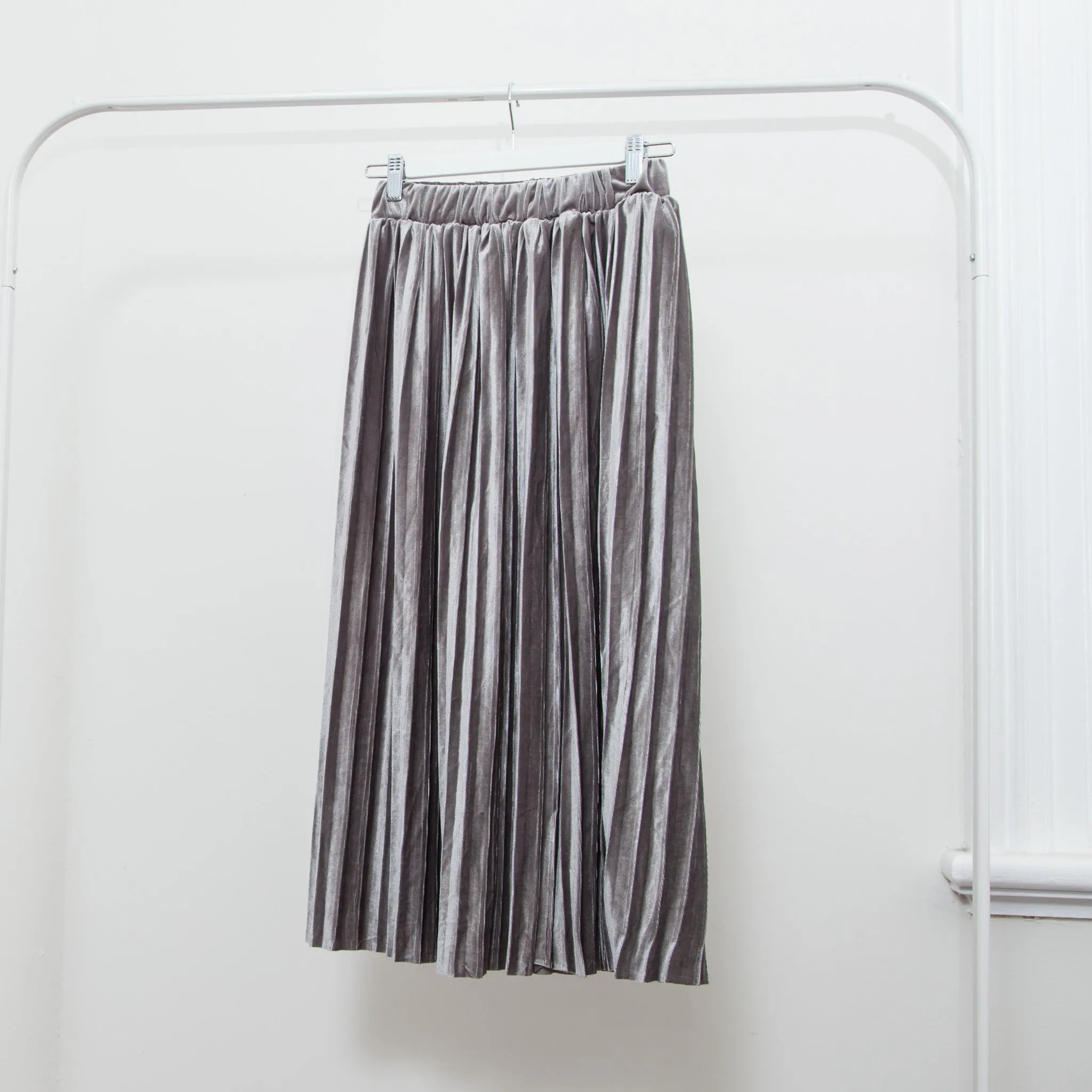 DANI VELVET PLEATED SKIRT - GREY