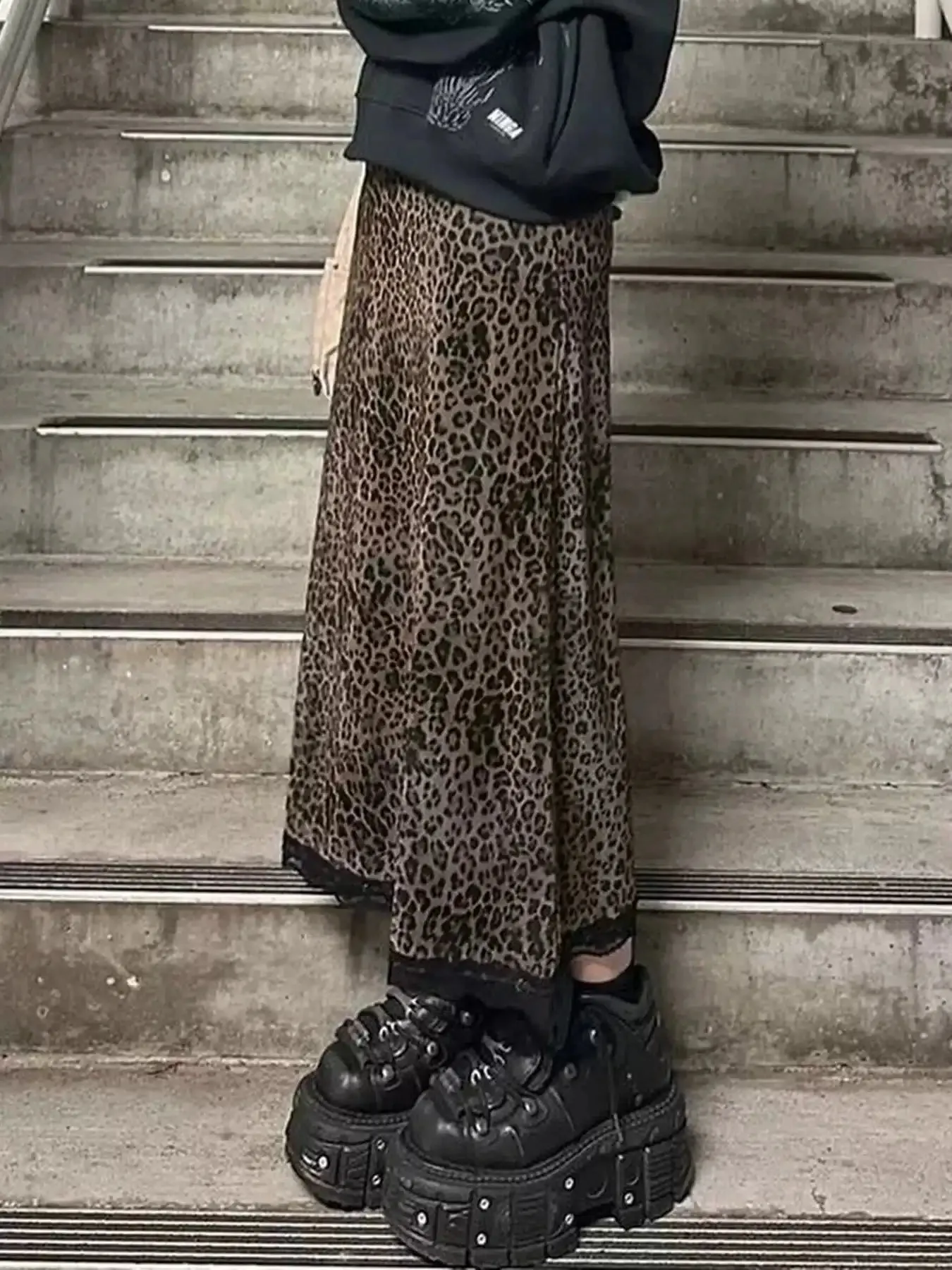 Sicilia – Bold leopard print – Lace skirt